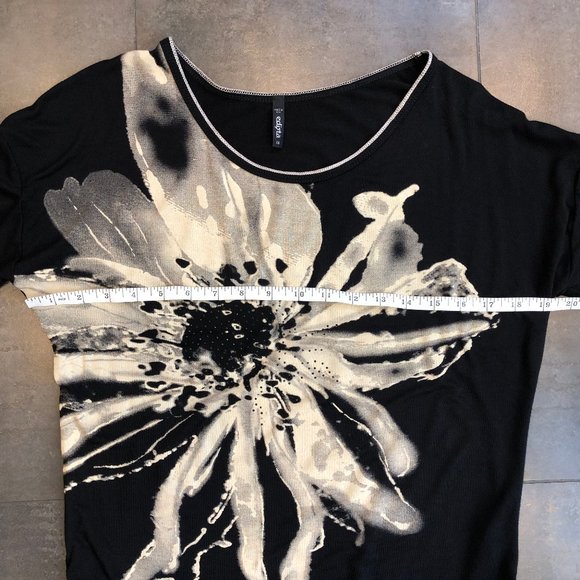 3/4 sleeve top with flower design NWOT - Picture 8 of 9